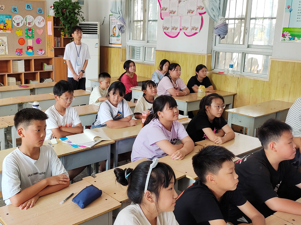 学生课堂认真听讲